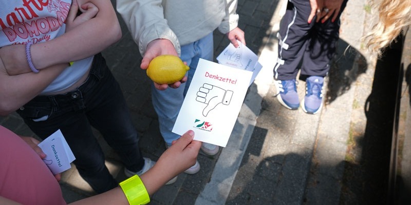 POL-HS: Verkehrssicherheit: Grundschüler verteilen Dank- und Denkzettel an Autofahrer - Foto: presseportal.de