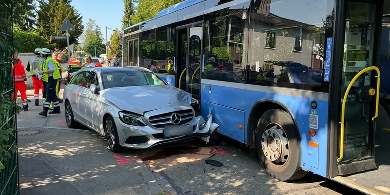 FW-M: Unfall mit Bus endet glimpflich (Trudering-Riem) - Foto: presseportal.de