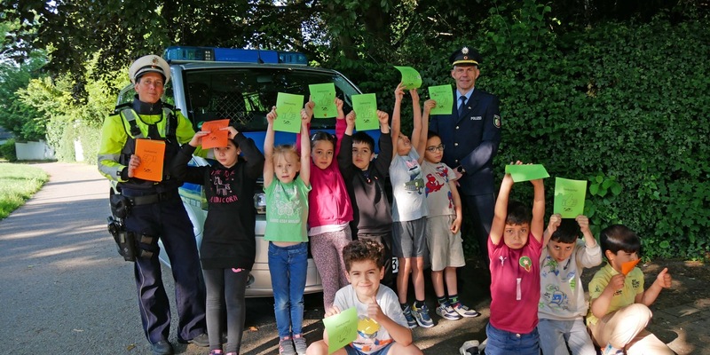 POL-HA: Daumen hoch oder Daumen runter? - Schulkinder und Polizei verteilen Dank- und Denkzettel - Foto: presseportal.de