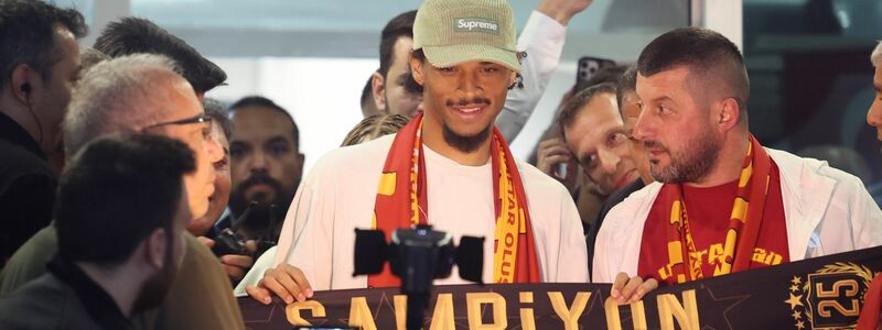 Fans von Galatasaray begrüßten Leroy Sané mit einem Plakat. - Foto: Murat Akbas/dpa