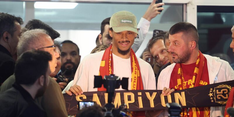 Fans von Galatasaray begrüßten Leroy Sané mit einem Plakat. - Foto: Murat Akbas/dpa