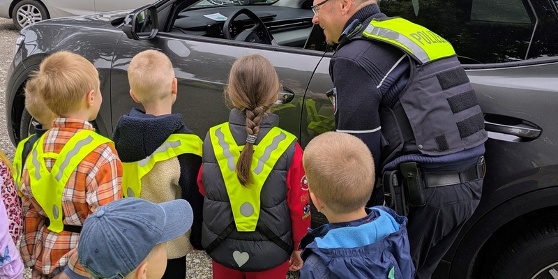 POL-LIP: Kreis Lippe/Augustdorf. Kita-Kinder verteilen Dank- und Denkzettel - Landesweite Aktionswoche #SicherImStrassenverkehr. - Foto: presseportal.de
