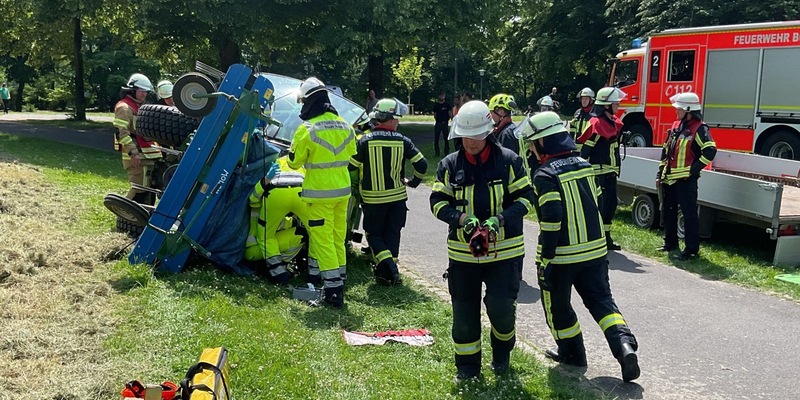 FW-BN: Arbeitsunfall in der Beueler Rheinaue - Arbeiter unter Traktor eingeklemmt - Foto: presseportal.de