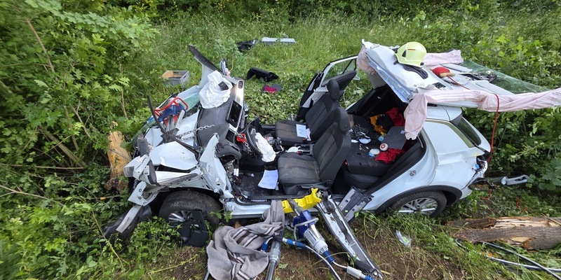 FW Grevenbroich: Feuerwehr Grevenbroich rettet Schwerverletzten aus Autowrack - Foto: presseportal.de