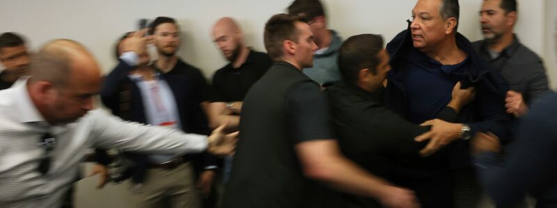 Ob den Einsatzkräften bewusst war, dass es sich um einen amtierenden US-Senator handelte, war zunächst unklar. - Foto: Etienne Laurent/FR172066 AP/dpa