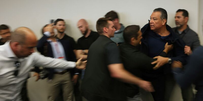 Ob den Einsatzkräften bewusst war, dass es sich um einen amtierenden US-Senator handelte, war zunächst unklar. - Foto: Etienne Laurent/FR172066 AP/dpa