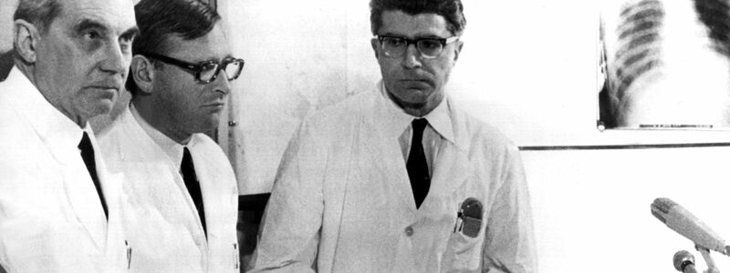 Die Münchner Chirurgen Rudolf Zenker (l), Werner Rudolph (m) und Werner Klinner (r) bestätigen am 14. Februar 1969 vor Journalisten, dass am 13. Februar 1969 die erste Herztransplantation in der Bundesrepublik durchgeführt wurde. (Archivbild) - Foto: Klaus Heirler/dpa