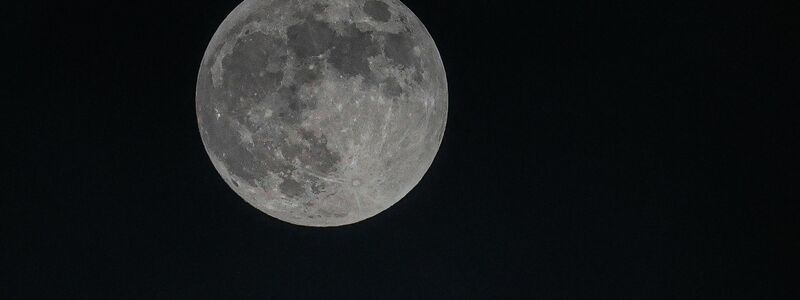 Schon lange haben Wissenschaftler Wasser auf dem Mond vermutet. (Archivbild) - Foto: Gianni Gattus/dpa