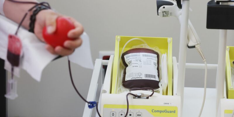 Der Auffangbeutel für eine Blutspende liegt auf einem Tisch in einem Blutspendezentrum. (Archivbild) - Foto: Bodo Schackow/dpa