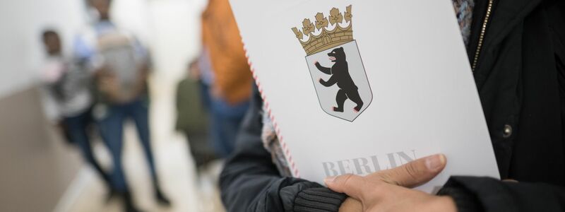 In Berlin gibt es seit Anfang 2024 eine zentrale Einbürgerungsstelle im Landesamt für Einwanderung. (Archivfoto) - Foto: Sebastian Gollnow/dpa