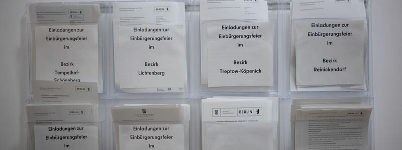 In Berlin gab es deutlich mehr Einbürgerungen nach drei Jahren aufgrund besonderer Integrationsleistungen als etwa in Bayern oder Hamburg. (Archivfoto) - Foto: Sebastian Gollnow/dpa