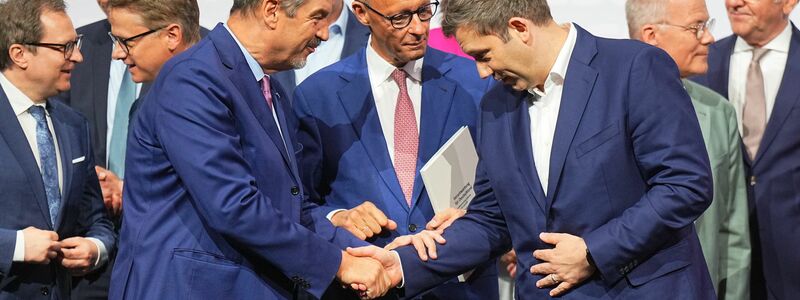 In ihrem Koalitionsvertrag haben sich CDU, CSU und SPD darauf geeinigt, die Einbürgerung für besonders gut integrierte Menschen nach drei Jahren wieder abzuschaffen. (Archivfoto) - Foto: Michael Kappeler/dpa