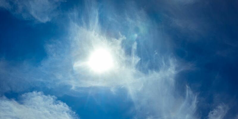 Sonne scheint an einem Sommertag. - Foto: Markus Scholz/dpa