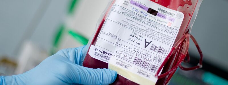 Pro Tag werden etwa 15.000 Blutspenden benötigt. (Archivbild) - Foto: Daniel Bockwoldt/dpa