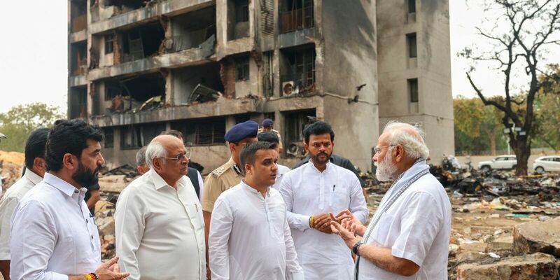 Im Gespräch mit Beamten und Bergungsteams machte sich Indiens Regierungschef ein Bild von der Lage. - Foto: Uncredited/Prime Minister Narendra Modi on X/AP/dpa