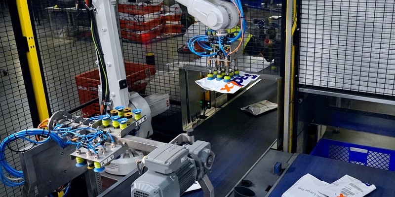 FedEx optimiert operative Prozesse am Luftfrachtstandort in Köln mit KI-gesteuertem Sortierroboter / Sortierroboter ist der erste seiner Art im europäischen FedEx Netzwerk - Foto: presseportal.de