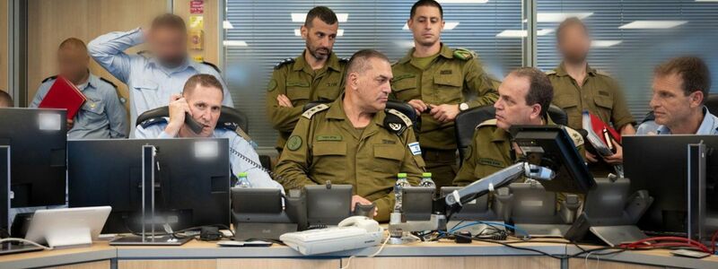 Dieses von den Israelischen Verteidigungsstreitkräften (IDF) veröffentlichte Foto zeigt den israelischen Armeechef Eyal Zamir (M), der die IDF-Schläge gegen den Iran im Situationsraum der israelischen Luftwaffe in Israel überwacht. - Foto: IDF/XinHua/dpa