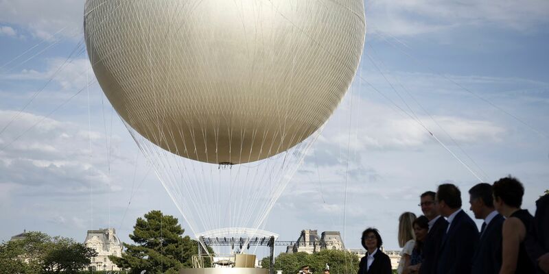 Vom 21. Juni an steigt der Olympia-Ballon in Paris wieder in den Abendhimmel. - Foto: Yoan Valat/Pool EPA/AP/dpa