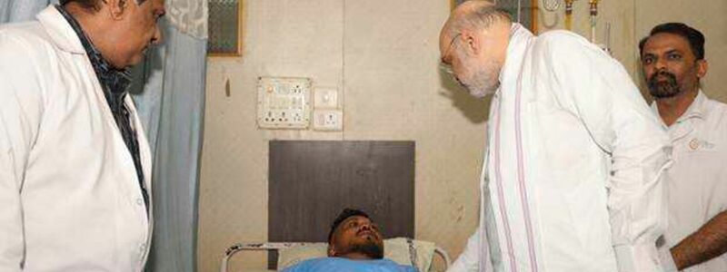 Das vom indischen Innenministerium herausgegebene Foto zeigt Innenminister Amit Shah bei einem Treffen mit dem Überlebenden des britischen Flugzeugabsturzes, Vishwash Kumar Ramesh, in einem Krankenhaus in Ahmedabad.  - Foto: Indian Ministry of Home Affairs/dpa
