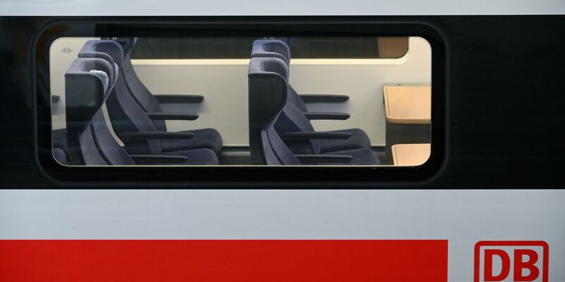 Sitzplatzreservierungen im Fernverkehr der Bahn sind zum Fahrplanwechsel am Sonntag teurer geworden. Die Familienreservierungen hat der Konzern zudem trotz aller Kritik abgeschafft. (Archivbild) - Foto: Uwe Zucchi/dpa