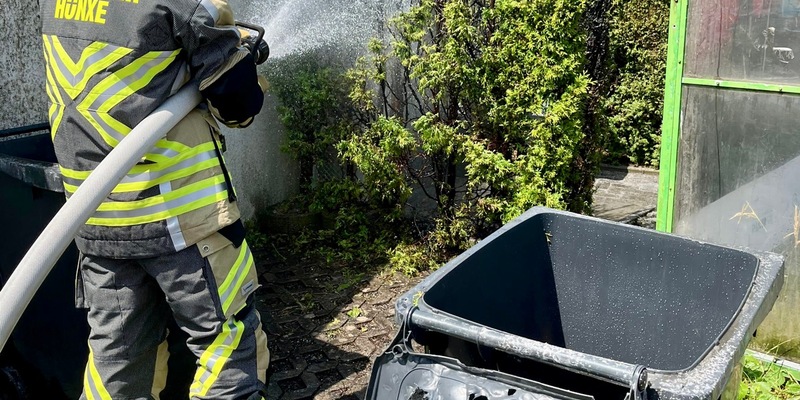 FW Hünxe: Heckenbrand gegenüber der Feuerwache - Foto: presseportal.de