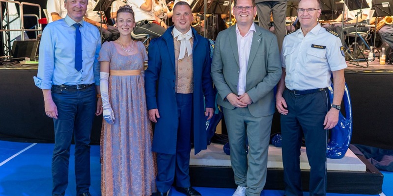 POL-HPE: Startschuss in Bad Vilbel - Staatssekretär Martin Rößler eröffnet Polizei Bistro auf dem 62. Hessentag - Foto: presseportal.de