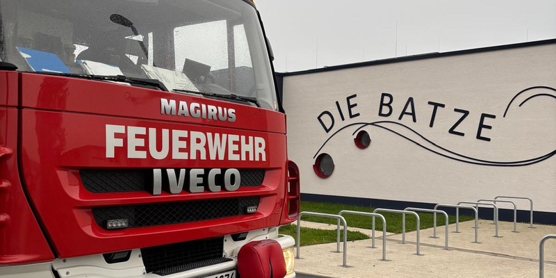 FW Beverungen: Feuerwehr Beverungen übt den Ernstfall im Freibad / Atemschutzträger trainieren unter realistischen Bedingungen - Foto: presseportal.de