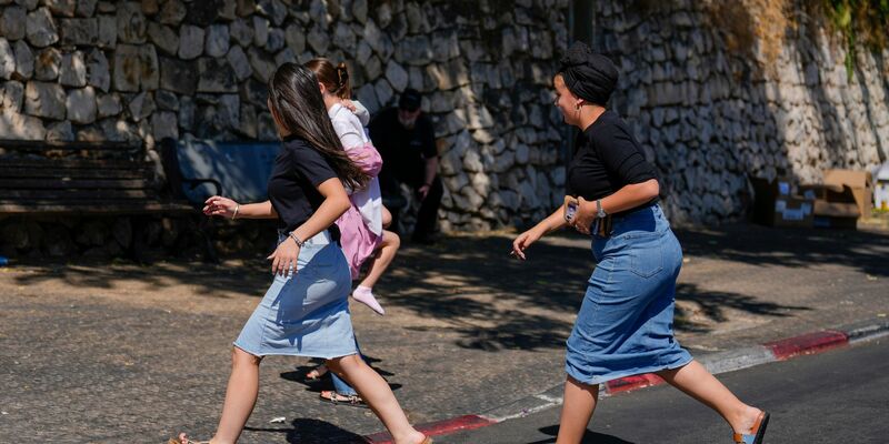 In mehreren Teilen Israels wurde Luftalarm ausgelöst. - Foto: Ariel Schalit/AP/dpa