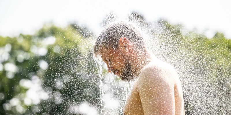 Schwimmbäder boten am Freitag Abkühlung. - Foto: Guido Kirchner/dpa