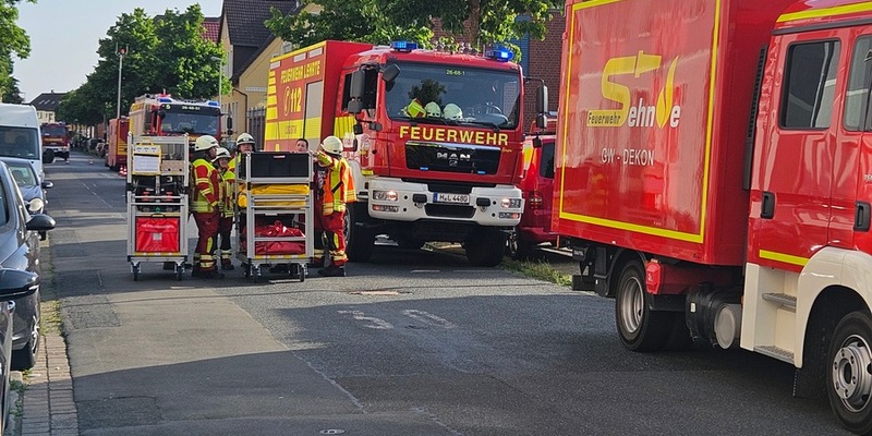 FW Lehrte: Verpuffung in chemischer Fabrik - Großeinsatz in Lehrte erweist sich als Übung - Foto: presseportal.de