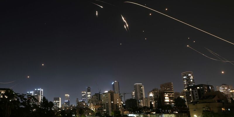 Israel Luftabwehr ist auch in der Nacht aktiv.   - Foto: Oded Balilty/AP/dpa