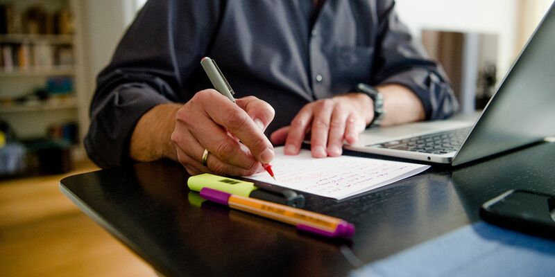 Noch darf laut die werktägliche Arbeitszeit in der Regel acht Stunden nicht überschreiten - das soll sich ändern. (Symbolbild) - Foto: Finn Winkler/dpa/dpa-tmn