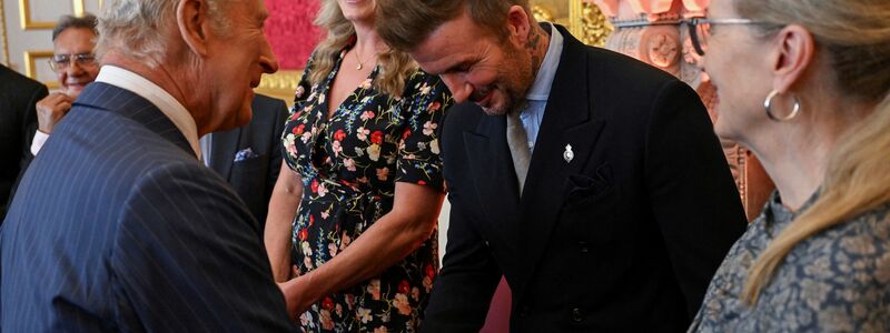 Der britische König Charles III (l) und David Beckham kennen sich seit Jahren persönlich. - Foto: Chris J. Ratcliffe/Pool Reuters/AP/dpa