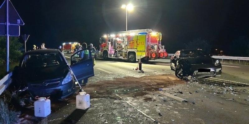 Bomberos de Paderborn: Colisión frontal entre dos vehículos - Foto: presseportal.de