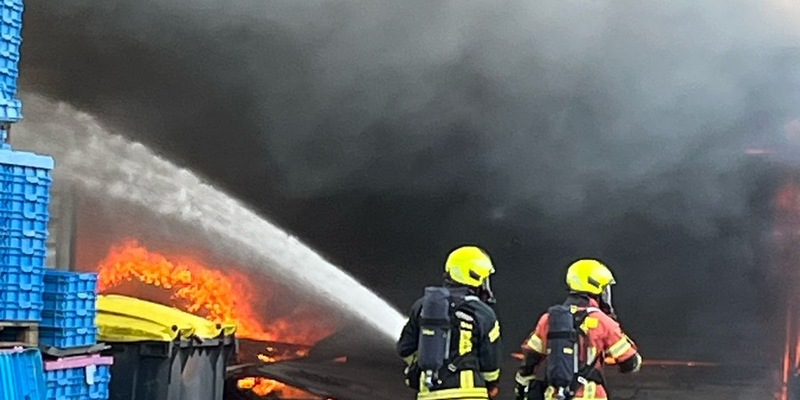 FW-Velbert: Lagerhalle brennt in voller Ausdehnung - Foto: presseportal.de