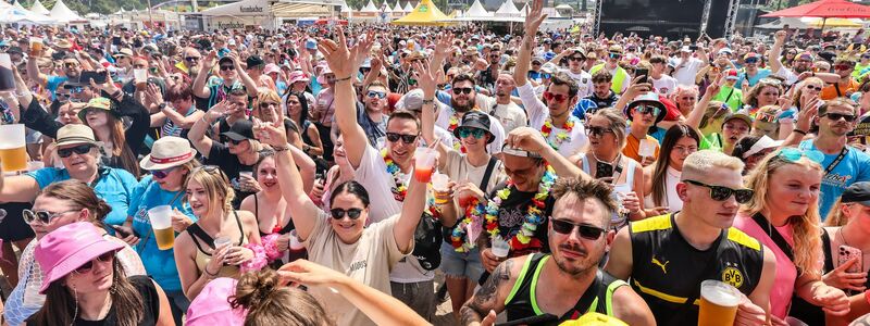 Mickie Krause gab sich beim Festival «Inselfieber» auch die Ehre. - Foto: Christoph Reichwein/dpa