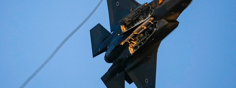 Nach Angaben der israelische Armee ist die iranische Luftabwehr in Teheran inzwischen so weit geschwächt, dass die israelischen Kampfjets dort «frei Bahn» hätten. - Foto: Tsafrir Abayov/AP/dpa