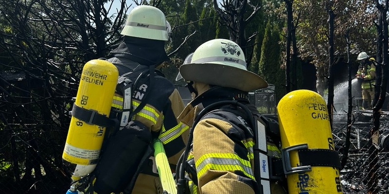 FW Gäufelden: Ausgedehnter Heckenbrand mit Wohnwagen in Vollbrand - Foto: presseportal.de