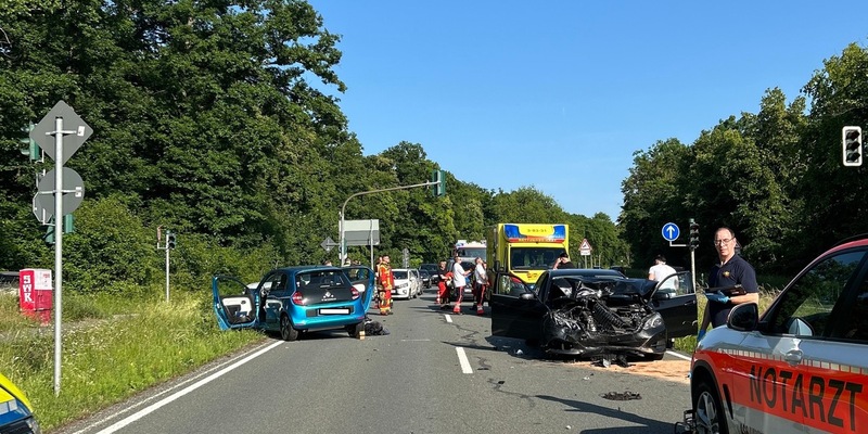 LPI-EF: Unfall mit drei Verletzten Personen und zwei nicht mehr fahrbereiten PKW - Foto: presseportal.de
