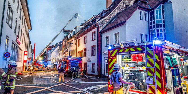 Ein Feuerwehrmann sei verletzt, zudem hätten mehrere Menschen Rauchgasvergiftungen erlitten, sagte ein Sprecher der Polizei. - Foto: Joshua Rzepka/onw-images/dpa