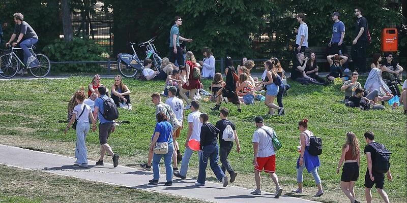 Junge Leute im Sommer (Archiv) - Foto: über dts Nachrichtenagentur