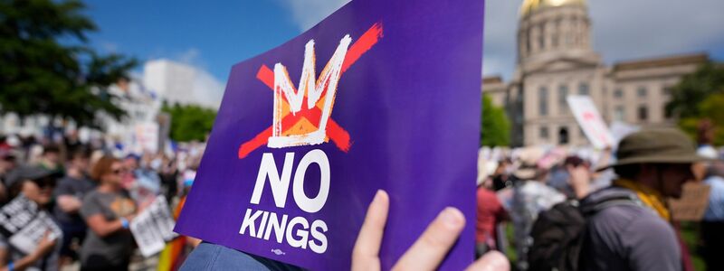 «No Kings» (Keine Könige) war das übergreifende Motto der Proteste.  - Foto: Mike Stewart/AP/dpa