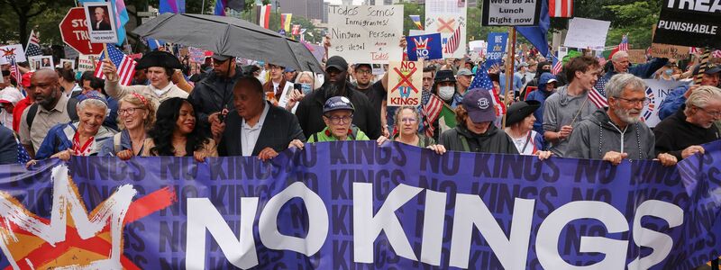 Das Motto der Proteste lautet «No Kings» (Keine Könige). - Foto: Yuki Iwamura/FR171758 AP/dpa
