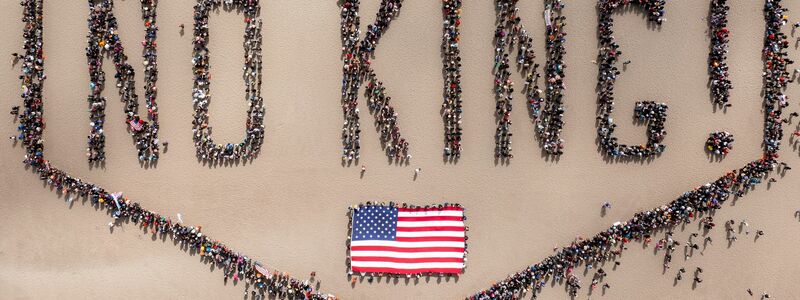 «NO KING!» verkörpern Hunderte Demonstranten an einem Strand in San Francisco. - Foto: Santiago Mejia/San Francisco Chronicle/AP/dpa