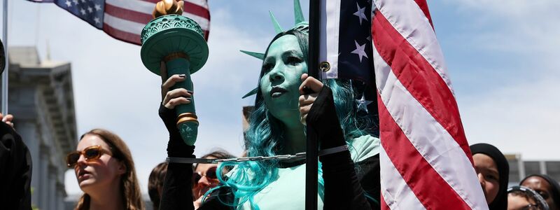 In San Francisco war eine Demonstrantin als Freiheitsstatue kostümiert. - Foto: Benjamin Fanjoy/AP/dpa