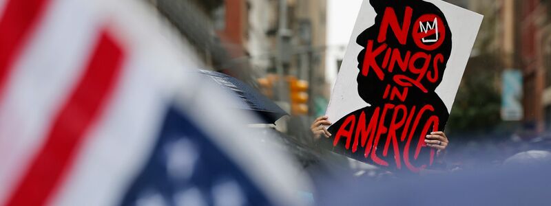 Demonstranten werfen Trump vor, sich wie ein König zu verhalten.  - Foto: Stefan Jeremiah/FR171756 AP/dpa