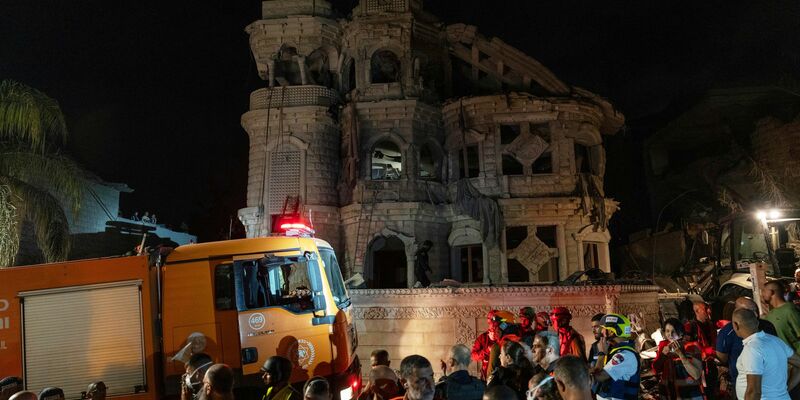 In Israel wurden in mehreren Städten Gebäude getroffen. - Foto: Daniel Rolider/AP/dpa