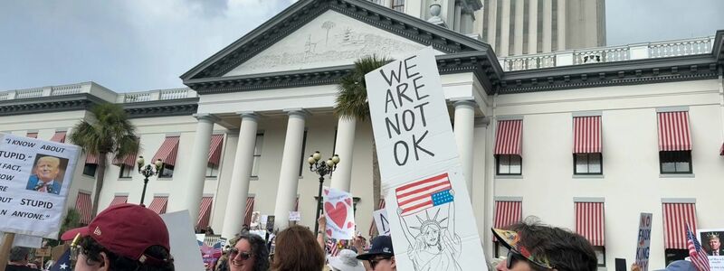 Auch in Florida, wo Trumps Republikaner politisch stark sind, gingen Tausende auf die Straße. - Foto: Kate Payne/AP/dpa