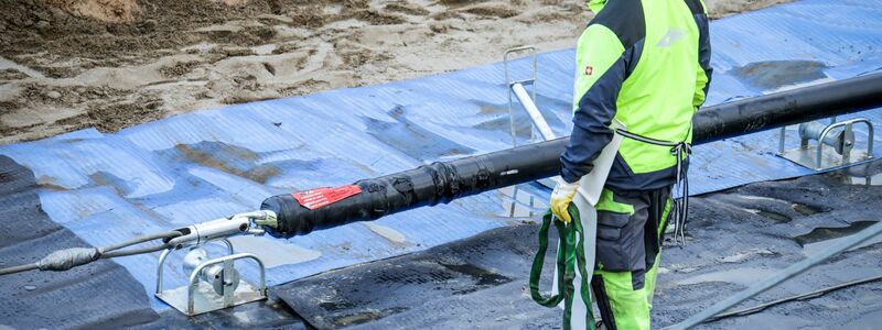 Erdkabel sollten die Akzeptanz in der Bevölkerung für den Netzausbau erhöhen. (Archivbild) - Foto: Focke Strangmann/dpa
