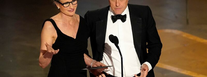 Andie MacDowell und Hugh Grant fast 30 Jahren nach «Vier Hochzeiten und ein Todesfall» (Originaltitel: Four Weddings and a Funeral) - bei den Oscars 2023. - Foto: Chris Pizzello/Invision/AP